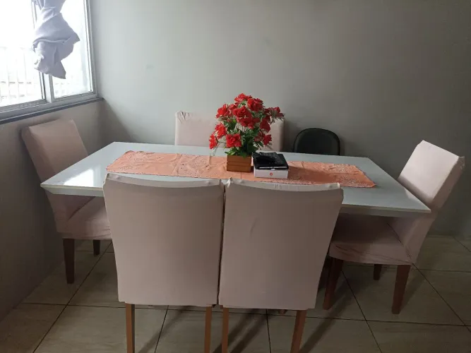 Mesa com 6 cadeiras