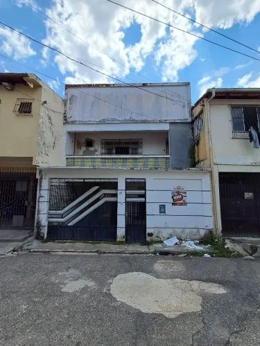 CASA DE 2 PAVIMENTOS COM GARAGEM PARA 2 CARROS | CIDADE VELHA