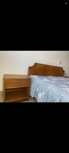 Cama de casal com dois criados, em madeira. Acompanha colchão Alphamaster