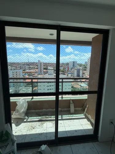 Porta de vidro com esquadria