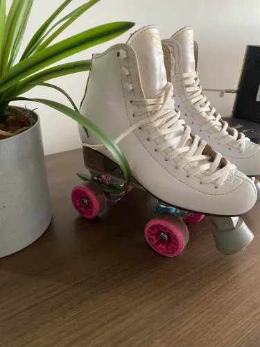 Patins de couro branco da marca Rye