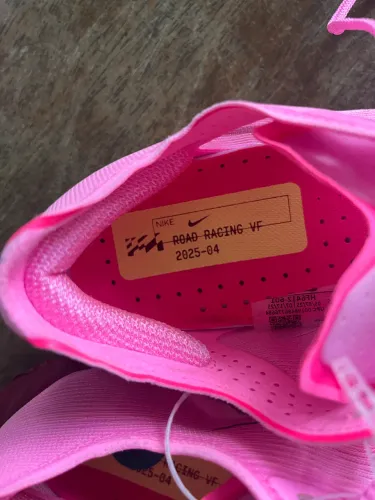 Tênis Feminino Nike ZoomX Vaporfly 4 com Placa de Carbono - NOVO