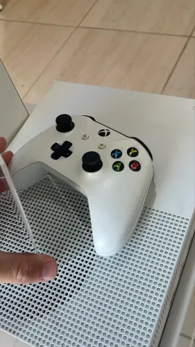 Xbox One S com Cabos + Controle 