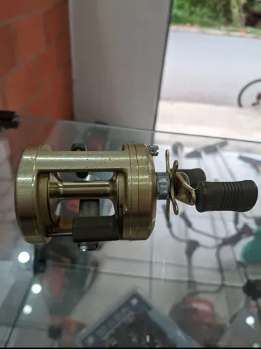 Carretilha Shimano Calcutta 401 (Lado direito)