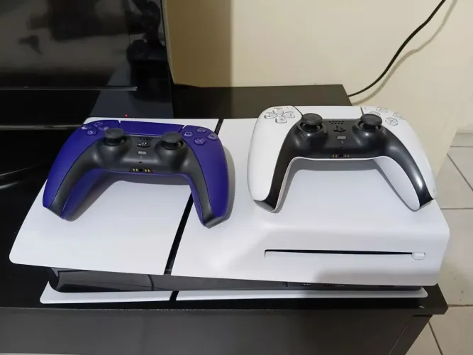 PS5 Com Disco 825gb + 2 Controles DualSense (Branco E Roxo)