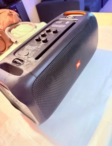 caixa jbl party box on-the-go essential