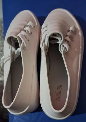 Vendo este tênis branco da Melissa