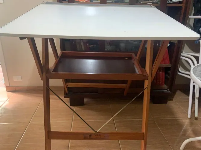 Mesa de desenho em madeira com régua paralela. Prancheta medindo 80×100