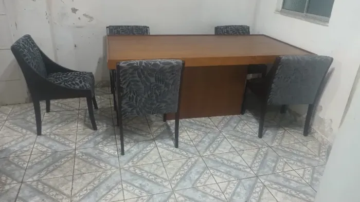 Mesa em madeira maciça c vidro temperado e cinco cadeiras