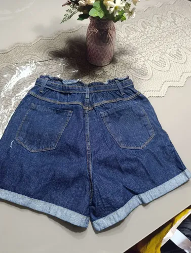 Short jeans modela bumbum e afina cintura