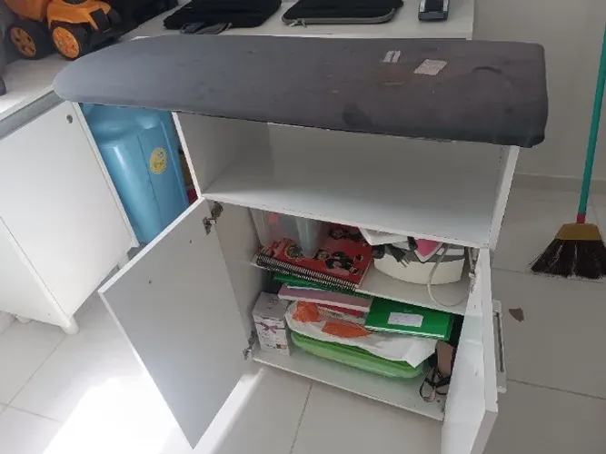 Vendo tábua de passar com armário 200,00
