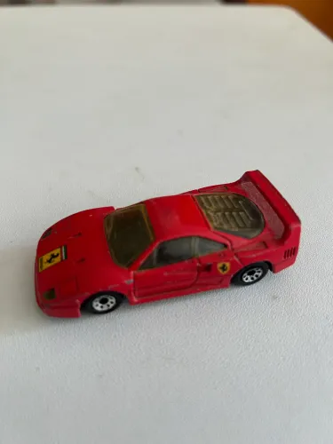 Ferrari F40 Matchbox, com o modelo de 1988 vermelha