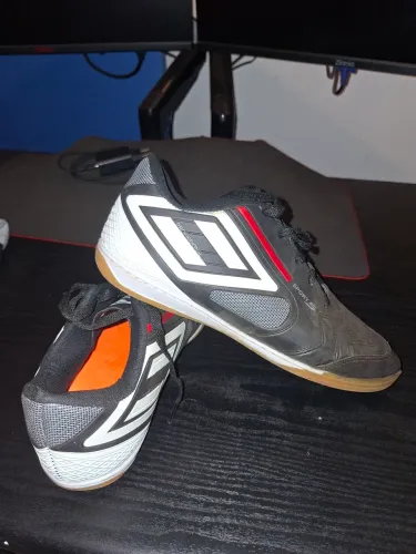 Tênis de Futsal + Meia antiderrapante