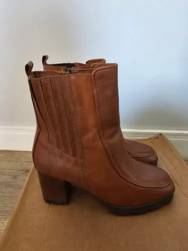Bota de couro cano médio