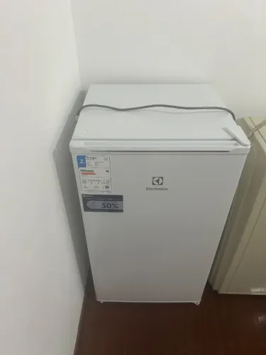 Frigobar Electrolux 90L Efficient com Controle de Temperatura Cor Branca (EM90