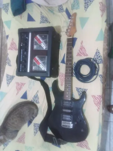 Guitarra Yamaha, cabo, 2 jogo de corda e amplificador.