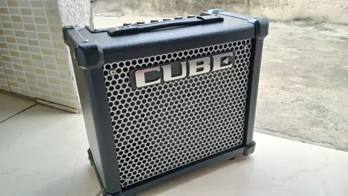 Cubo amplificador Roland, para violão ou guitarra, 10GX. Semi novo. O + Barato do Brasil.