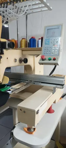 Máquina de bordados industrial 