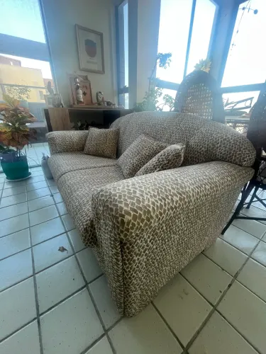 SOFÁ 2 (DOIS) LUGARES + 3 ALMOFADAS - REVESTIMENTO NOVO SEM AVARIAS