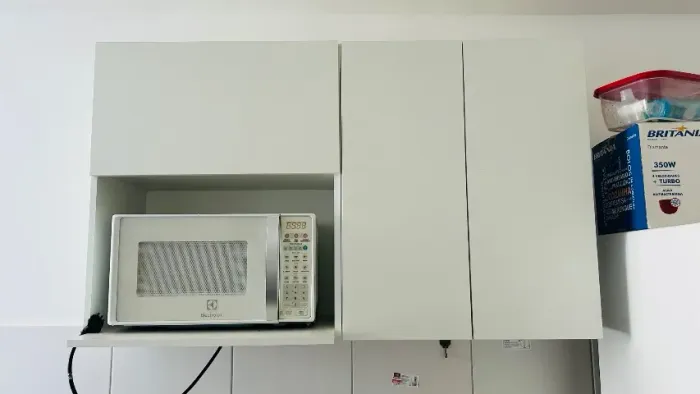 Armário de cozinha com espaço para microondas