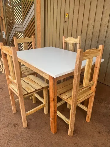 MESA MADEIRA COM 04 CADEIRAS / ENTREGA GRÁTIS/ NOVA