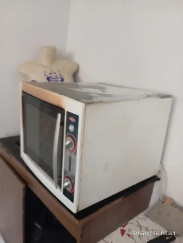 Forno funcionando perfeitamente, ideial para quem precisa para assar coisas grandes.