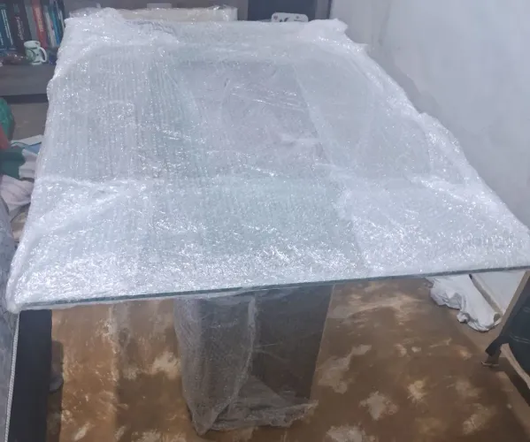MESA DE JANTAR RETANGULAR, COM TAMPO DE VIDRO TEMPERADO 1,20 X 0,80, BASE MADEIRA VAZADA