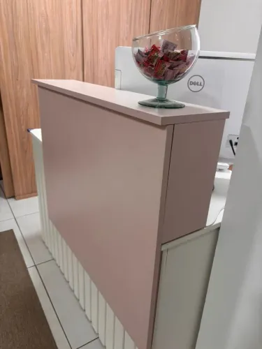Balcão de atendimento em MDF estado de novo. Com gaveta