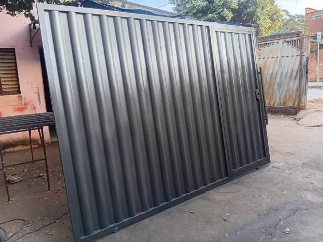 Vendo portao de correr, novo ,acabamento impecável, com porta de correr imbutida