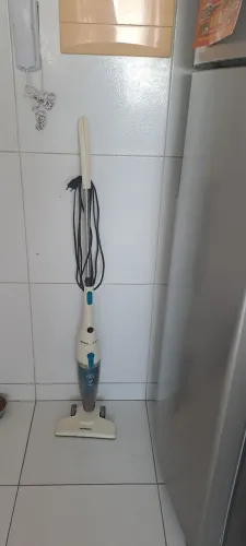 Aspirador de pó funcionando.