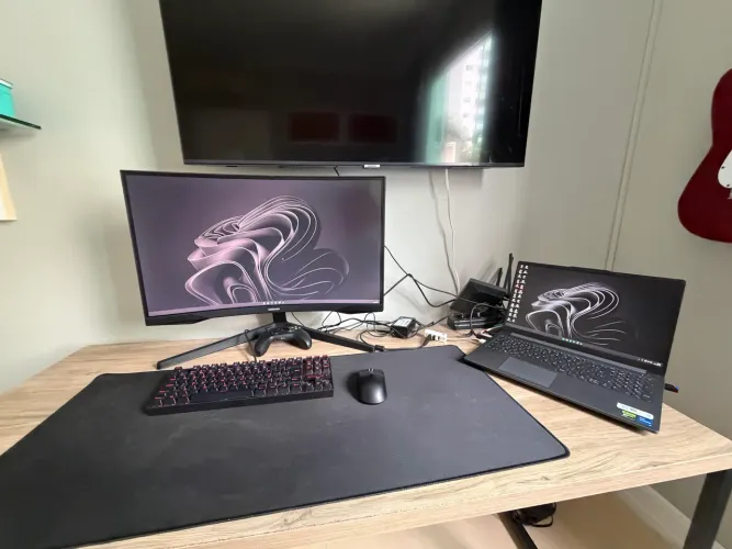 Setup notebook monitor e periféricos