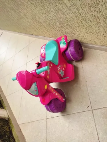 Triciclo elétrico infantil Só 99,00