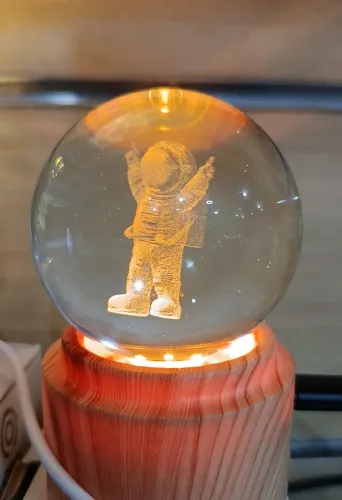 Mini luminária astronauta em bola de vidro com base giratória / SUPER PROMOÇÃO 