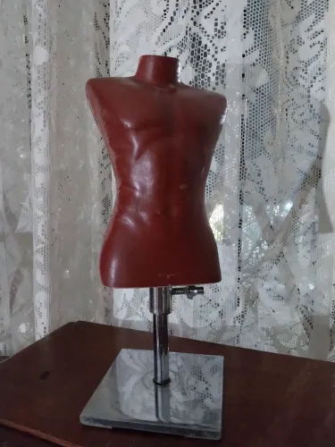 BUSTO MANEQUIM MASCULINO DECORATIVO COM BASE DE METAL