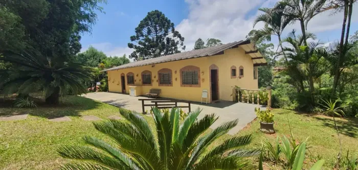 Ibiúna Maravilhosa chácara com 5.000m2 em condomínio com fundo para lago