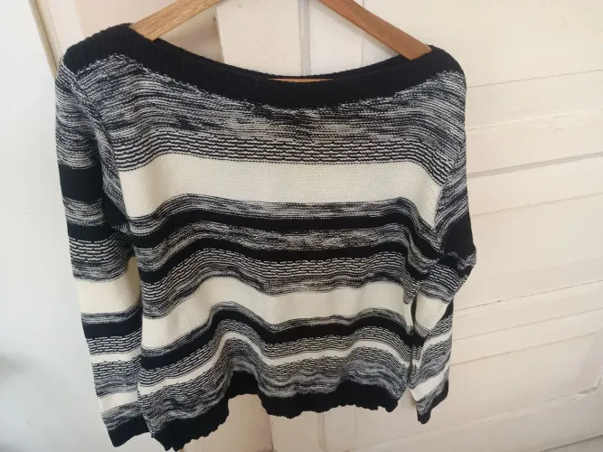 Casaco tricô preto e branco gola canoa