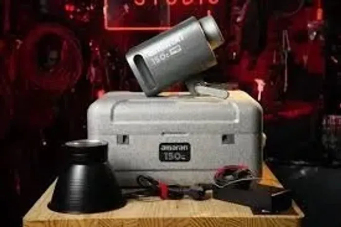 Amaran 150c RGBWW (150W) - Iluminação de Cinema e Versatilidade Total!