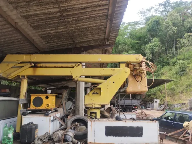Cesto aéreo sem o caminhão está numa F4000 ano 99 da Rioluz 