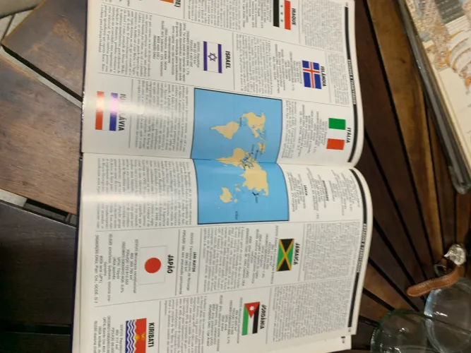 Atlas Geográfico Mundial - Capa Dura - Edição 1994 - Bom Estado