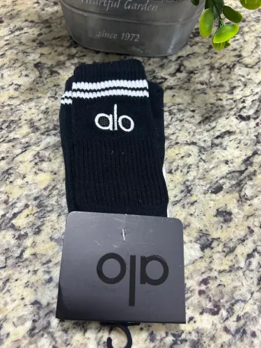 Meia esportiva Alo Yoga, bordada linda?