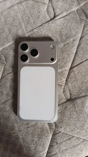 Celular iPhone XR na carcaça do 17 pro max