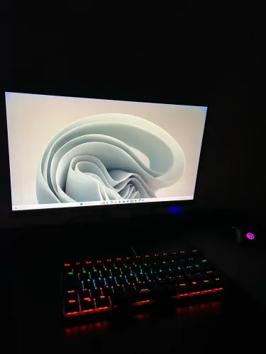 Monitor athen v2L pichau,  com borda azul