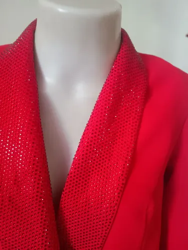 cardigã bolero lança perfume vermelho com strass na lapela