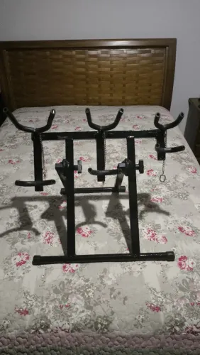 Suporte para três saxofones curvos: alto, soprano e tenor