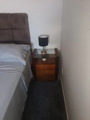 Lindo móvel de canto de cama com vídeo e maciço