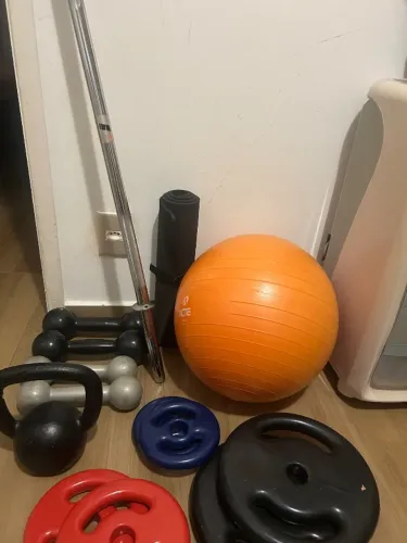 Kit Treino Kettlebell 10 kgs emborrachado 06 anilhas emborrachadas 04 alteres bola pilates