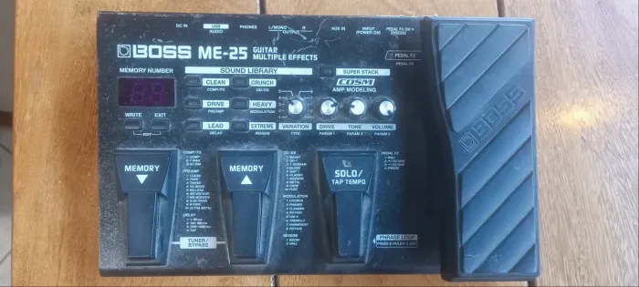 Pedaleira de guitarra BOSS ME-25 - Funcionando 100% - R$ 500