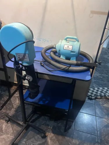 Mesa e soprador de banho e tosa