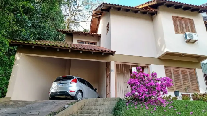 Casa em Rua Edgar Luiz Schneider - Jardim Isabel - Porto Alegre/RS
