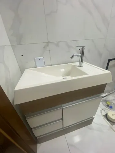 Pia banheiro com gabinete e parte superior